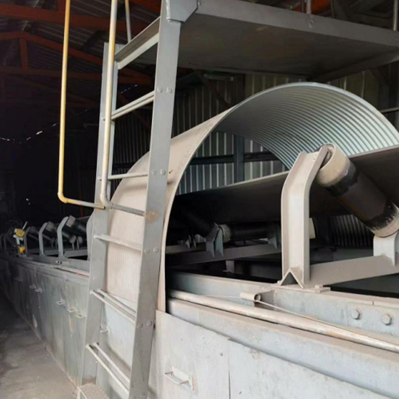 Kapucňa uzavretá v opasku